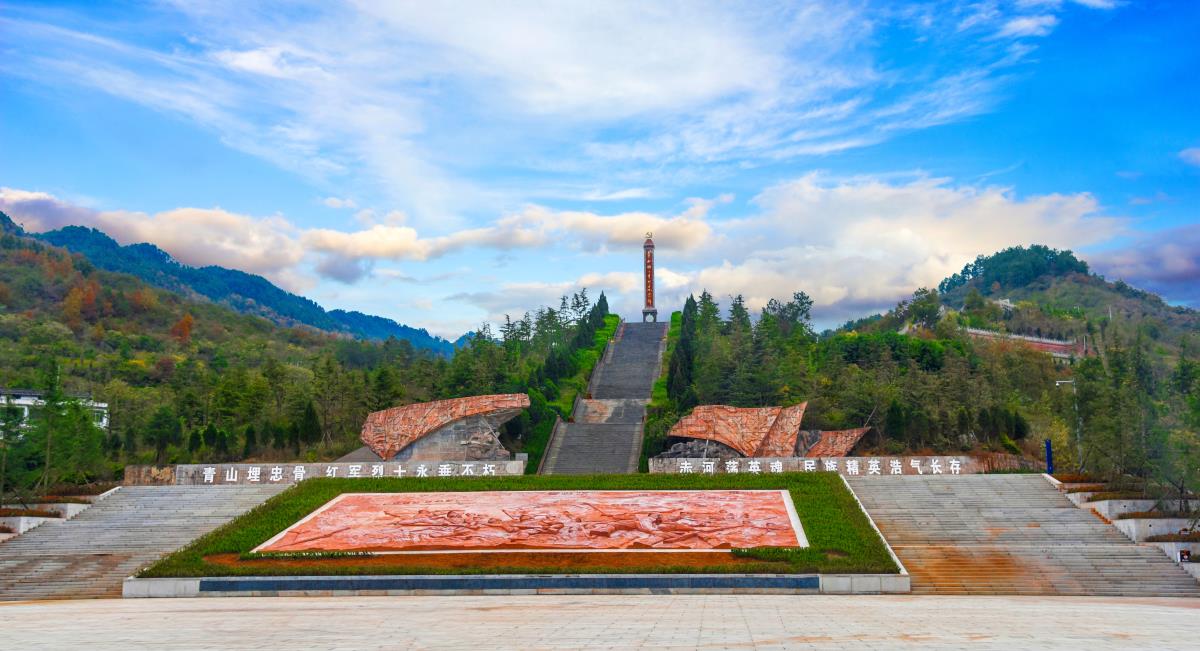 5　　長(zhǎng)征青杠坡戰(zhàn)斗遺址被綠色青山包包圍.jpg