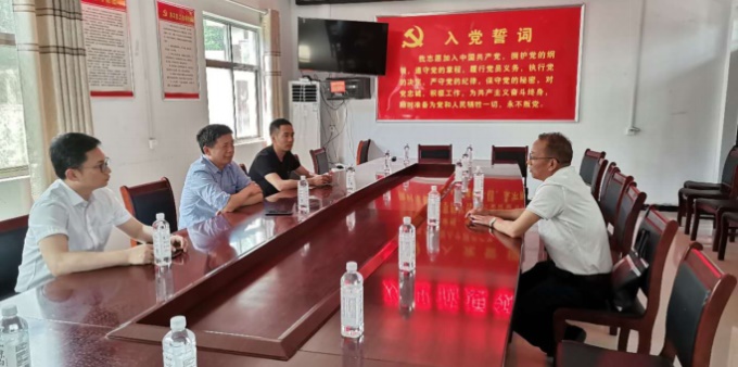 岳陽林紙打通產(chǎn)業(yè)扶貧主干道  精準接力助致富(1)294.jpg