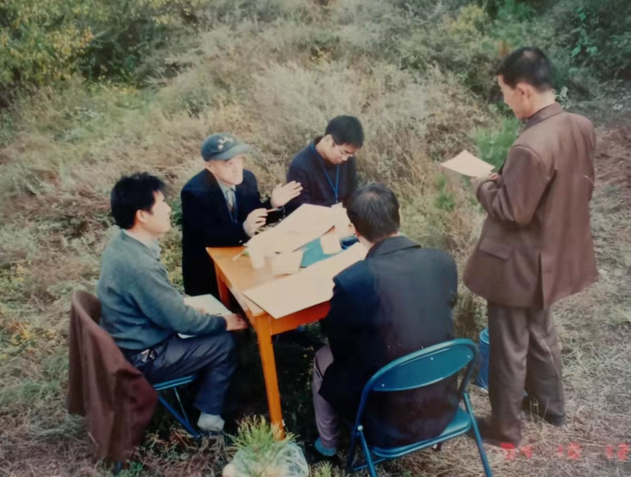 王福林在開展調(diào)查究工作1.jpg